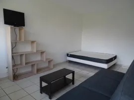 Location Studio avec cuisine séparée et équipée