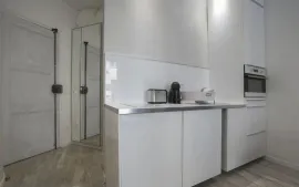 Location Studio meublé 19 m² balcon Paris Madeleine Opéra