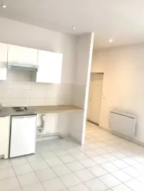 Location GRAND STUDIO CALME ET LUMINEUX REFAIT À NEUF
