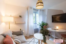 Location Studio rénové et meublé avec goût