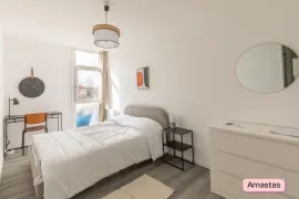 Colocation Une chambre à louer dans cette colocation rénovée et meublée avec balcon et parking