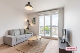 Location Grand deux pièces avec balcon vue sur la Tour Effeil et La Défense
