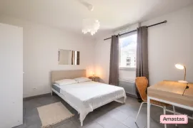Location T2 meublé de 42m² rénové avec terrasse et pkg à 7 min du métro B
