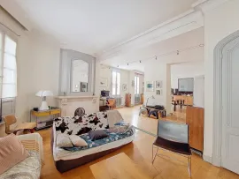 Vente Exclusivité - Avignon Intramuros Zone Piétonne - 6 pièces dont quatre chambres avec place de parking privatif et grande cave