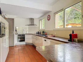 Vente **Pujaut, en campagne, Maison familiale 5 chambres 220m² habitable sur terrain arboré de 2000m²