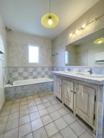 Vente MORIERES LES AVIGNON - MAISON INDEPENDANTE PLAIN PIED 7 PIECES 146 m² sur 1000 m²