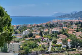 Vente Appartement 2 pièces en dernier étage à Antibes quartier Bad