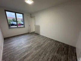 Location Hoymille proche de Bergues bureaux refait à neuf