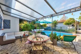 Vente ANTIBES - LA BADINE : Villa avec piscine et dépendance, au calme