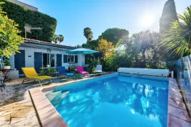 Vente ANTIBES - LA BADINE : Villa avec piscine et dépendance, au calme