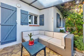 Vente ANTIBES - LA BADINE : Villa avec piscine et dépendance, au calme