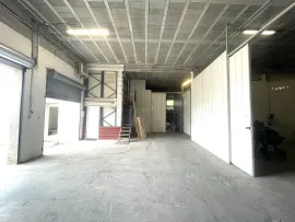 Vente La Gaude, local commercial 800m2 - 4 Box, 8 Bureaux, 6 Sanitaires, 5 mètres de plafond