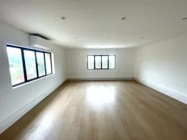 Vente La Gaude, local commercial 800m2 - 4 Box, 8 Bureaux, 6 Sanitaires, 5 mètres de plafond