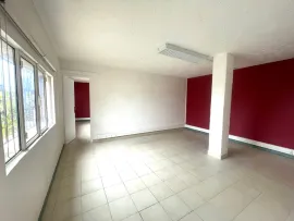 La Gaude, local commercial 800m2 - 4 Box, 8 Bureaux, 6 Sanitaires, 5 mètres de plafond La Gaude