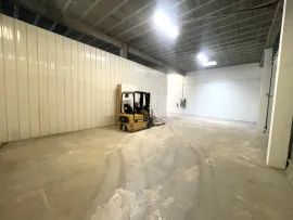 Vente La Gaude, local commercial 800m2 - 4 Box, 8 Bureaux, 6 Sanitaires, 5 mètres de plafond