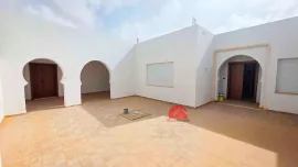 VILLA DE PLAIN-PIED  À HOUMT SOUK DJERBA ZU Montrouveau