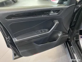 Voiture Volkswagen T-Roc DSG 150 CV R-LINE ÉDITION /JA 19+ATTELAGE /TVA RÉCUPÉRABLE