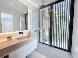 Vente Golden Mile : Villa de luxe avec vue mer emplacement premium.