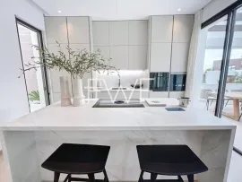Vente Golden Mile : Villa de luxe avec vue mer emplacement premium.