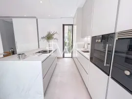 Vente Golden Mile : Villa de luxe avec vue mer emplacement premium.
