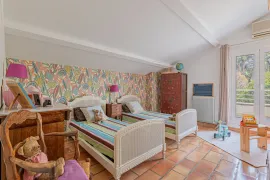 Vente Golfe-Juan – Maison familiale avec piscine & dépendance