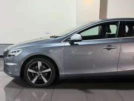 Voiture Volvo V40 2.0 T2 R-Design Nav Plus Hatchback 5dr Petrol Manual Euro 6 (s/s) (122 ps)