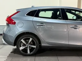 Voiture Volvo V40 2.0 T2 R-Design Nav Plus Hatchback 5dr Petrol Manual Euro 6 (s/s) (122 ps)