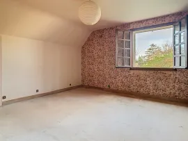 Vente GRANDE MAISON FAMILIALE AVEC SOUS-SOL ET VIE DE PLAIN-PIED