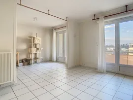 APPARTEMENT RENOVE AVEC ASCENSEUR ET BALCON Le Mesnil-Rouxelin