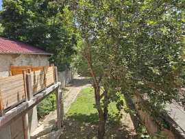 Location Maison de ville T4, surface au sol 92.83m² avec jardin. Calme et commodités à proximité.