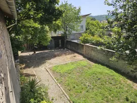 Location Maison de ville T4, surface au sol 92.83m² avec jardin. Calme et commodités à proximité.