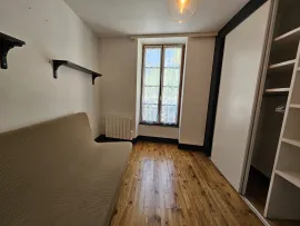 Location Maison de ville T4, surface au sol 92.83m² avec jardin. Calme et commodités à proximité.