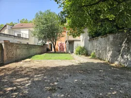 Location Maison de ville T4, surface au sol 92.83m² avec jardin. Calme et commodités à proximité.