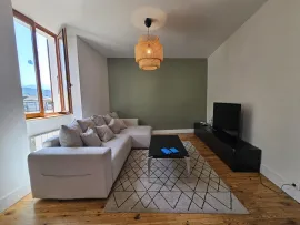 Location Maison de ville T4, surface au sol 92.83m² avec jardin. Calme et commodités à proximité.