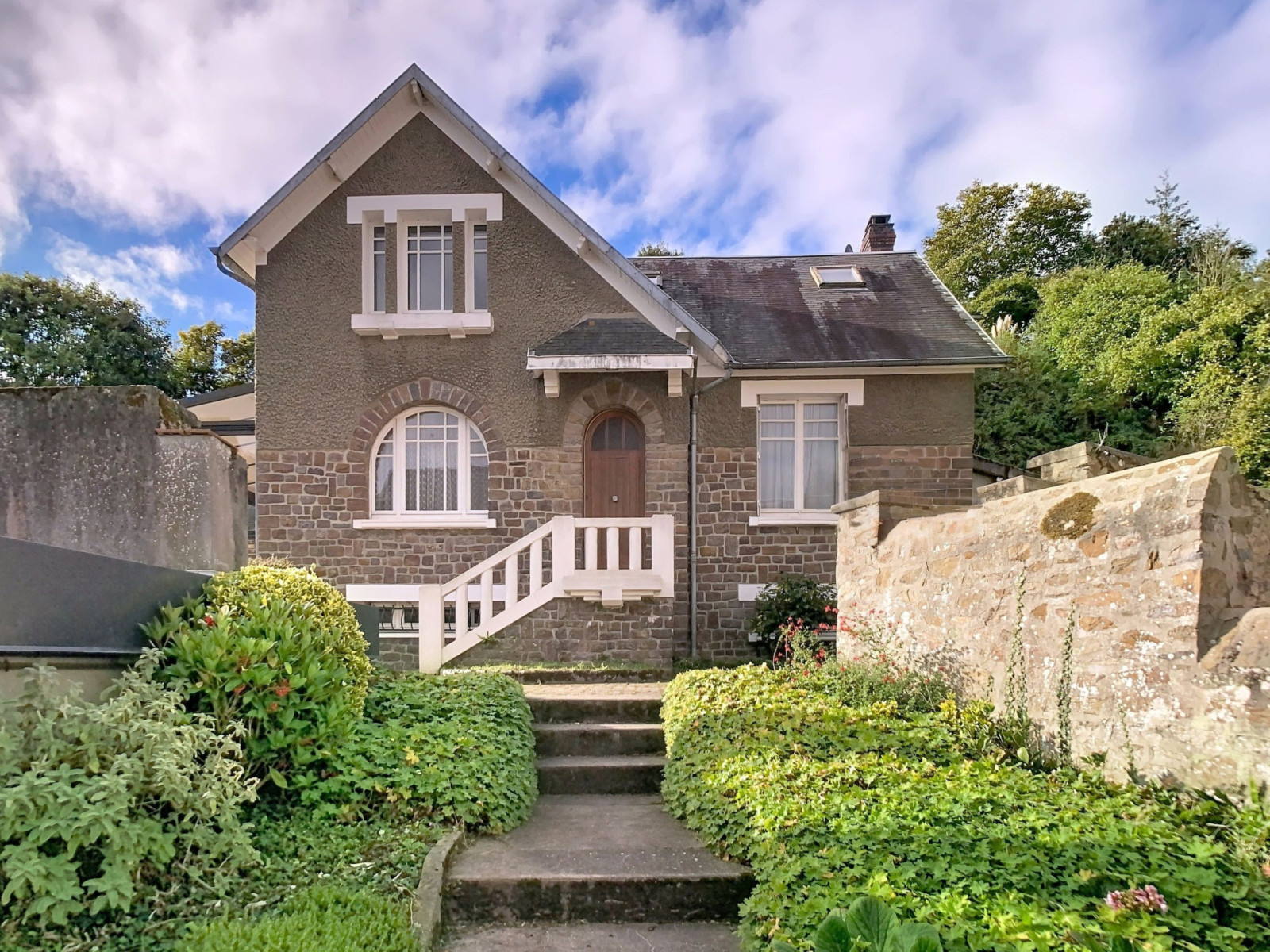 MAISON DE CARACTERE AVEC DEPENDANCE PROCHE COMMERCES Pont-Hébert