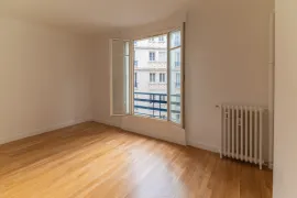 Vente GRAND STUDIO SUR COUR