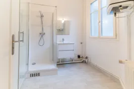 Vente GRAND STUDIO SUR COUR