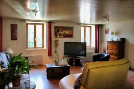 Vente Grande Maison de 310 m² au Cœur d'un Village Proche de Thiers (63)