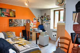 Vente Grande Maison de 310 m² au Cœur d'un Village Proche de Thiers (63)