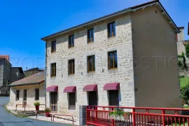 Grande Maison de 310 m² au Cœur d'un Village Proche de Thiers (63) Thiers