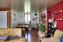 Vente Grande Maison de 310 m² au Cœur d'un Village Proche de Thiers (63)