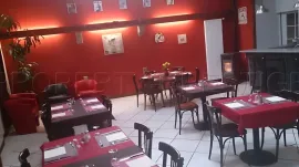 Vente Grande Maison de 310 m² au Cœur d'un Village Proche de Thiers (63)