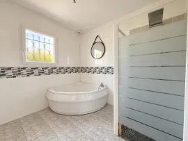 Vente Maison plain-pied 130 m² – 4 chambres – piscine – terrain 3 200 m² – assainissement conforme