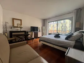 Location Studio meublé avec balcon et vue Tour Eiffel