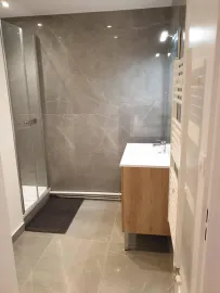 Location T4 meublé de 90 m² avec balcons, parking fermé