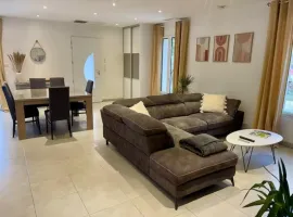 Vente Deux maisons indépendantes, 2 piscines, gîte et terrain arboré – 15 min de Bergerac