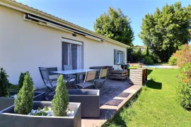 Maison contemporaine avec piscine. Sadirac