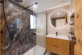 Vente LES ISSAMBRES (VAR) - VILLA NEUVE AVEC VUE MER