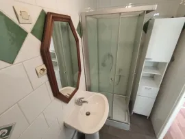 Location Maison 1 chambre et cour, quartier Saint-Pierre