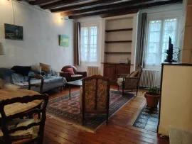 Location Grand appartement de charme en centre ville.